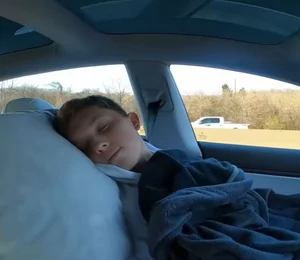 Dormir en Tesla et, poster la vidéo sur TikTok : l'idée